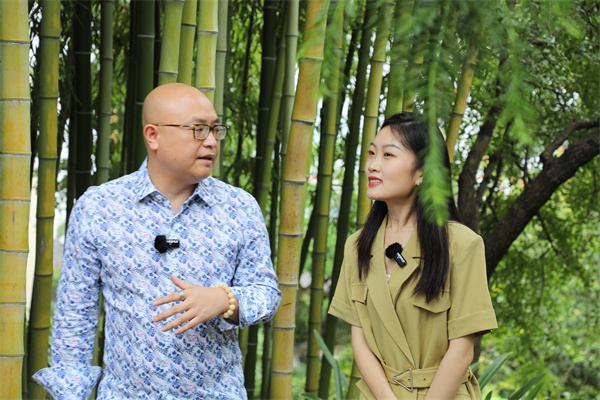 卓木王总裁杜长江(左)为央视主持人介绍卓木王杜山庄 卓木王总裁杜长江(左)为央视主持人介绍卓木王杜山庄