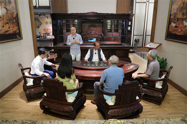 卓木王董事长杜承三、卓木王总裁杜长江为《大国工厂》栏目专家和央视主持人介绍中式高定工厂背后的故事 卓木王董事长杜承三、卓木王总裁杜长江为《大国工厂》栏目专家和央视主持人介绍中式高定工厂背后的故事