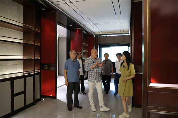 《大国工厂》栏目专家与央视主持人一起参观卓木王中式高定家居展厅 《大国工厂》栏目专家与央视主持人一起参观卓木王中式高定家居展厅