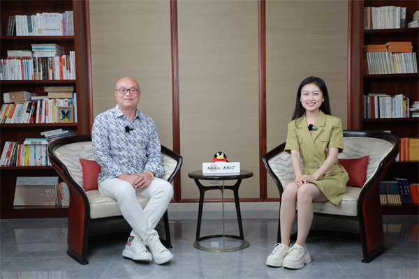 卓木王总裁杜长江为央视主持人介绍杜山庄第三期发展规划 卓木王总裁杜长江为央视主持人介绍杜山庄第三期发展规划