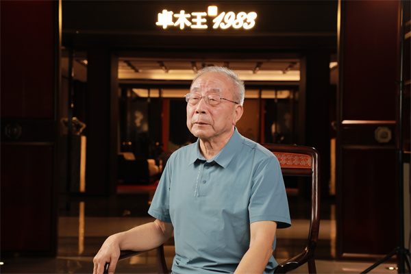 全国工商联艺术红木家具专业委员会专家顾问、《红木家具通用技术条件》标准主要起草人曹新民 全国工商联艺术红木家具专业委员会专家顾问、《红木家具通用技术条件》标准主要起草人曹新民