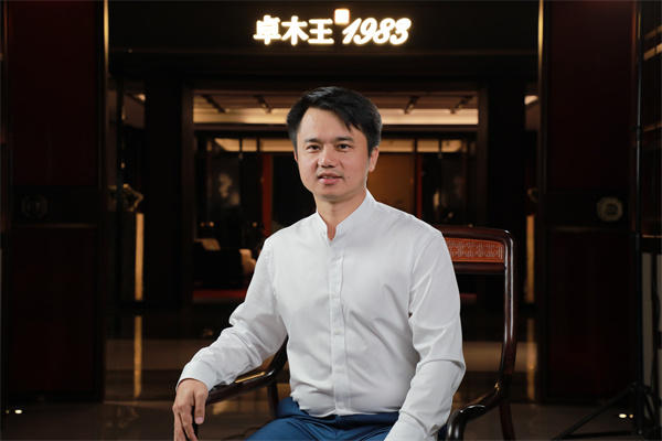 全国工商联艺术红木家具专业委员会执行会长、《大国匠心&大国工厂》栏目策划人、品牌红木CEO林伟华 全国工商联艺术红木家具专业委员会执行会长、《大国匠心&大国工厂》栏目策划人、品牌红木CEO林伟华