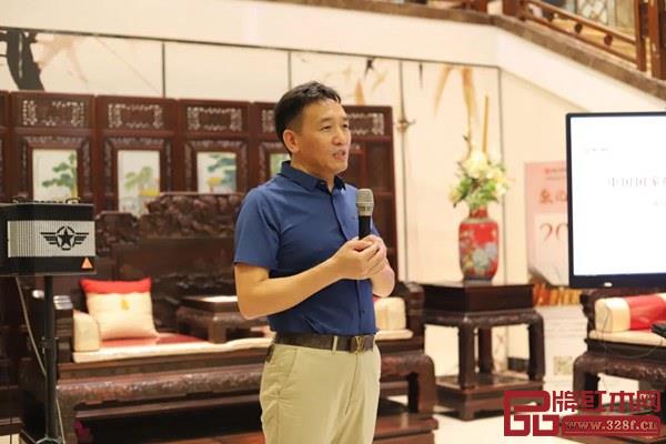 国方家居董事长陈新平介绍中国版本馆木作生产项目情况
