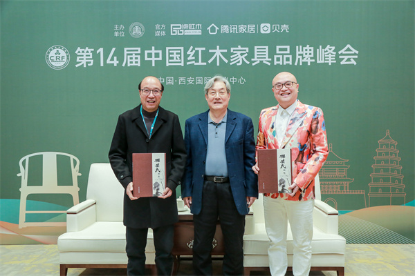 全国人大法律委员会原副主任、全国政协原常委、全国工商联原常务副主席孙安民（中）卓木王董事长杜承三（左）、总裁杜长江（右）赠书