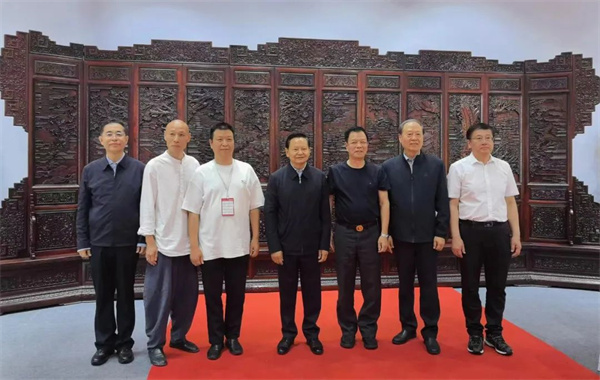 深圳红木企业：美联家私荣膺工美巅峰奖项，总设计师胡冠军获誉非遗工匠