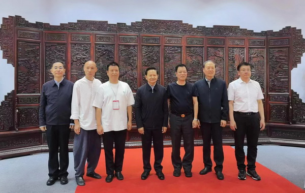 再创佳绩！美联红木力作问鼎工艺美术“百鹤金鼎奖”