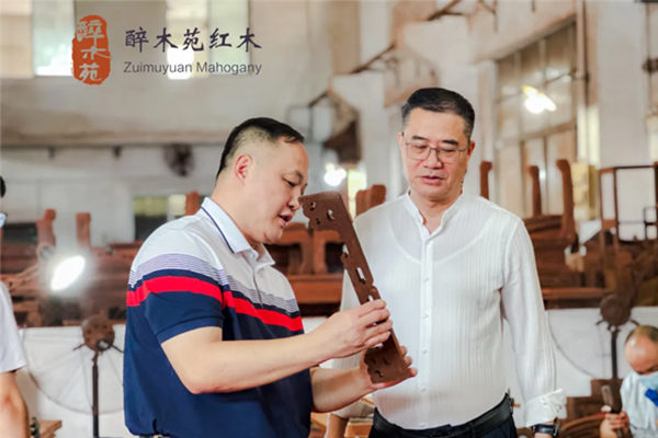 广东家协王克会长探访醉木苑红木工厂，共鉴传世匠心工艺