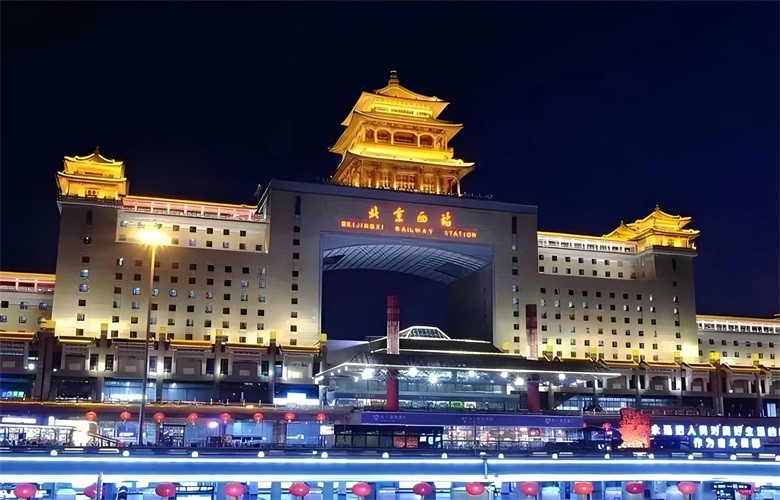 李忠信红木央视广告登录北京西站 共庆新中国75华诞