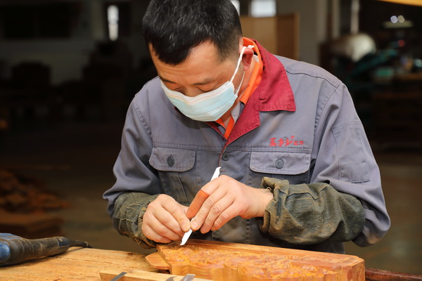 万事红红木每一道家具制作工艺力求精益求精 万事红红木每一道家具制作工艺力求精益求精