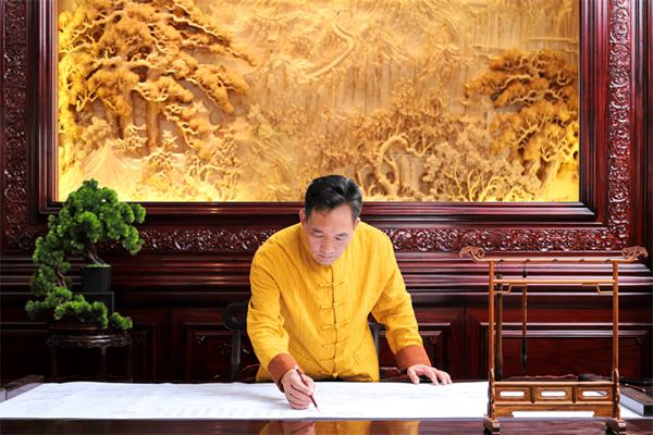 高级工艺美术师、国方家居创始人陈新平日常画图工作 高级工艺美术师、国方家居创始人陈新平日常画图工作