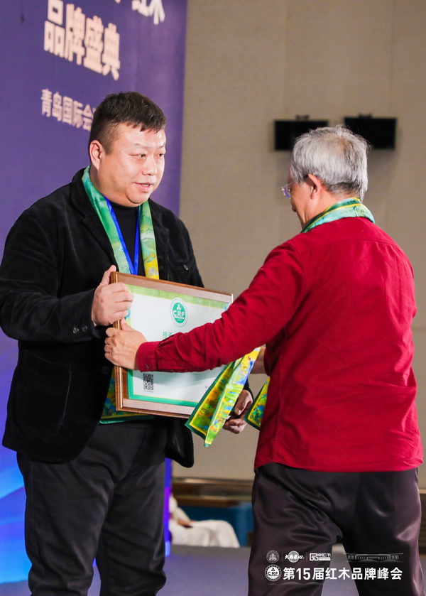 华南农业大学教授李凯夫(右)为富雅家居董事长杨少辉(左)颁奖 华南农业大学教授李凯夫(右)为富雅家居董事长杨少辉(左)颁奖