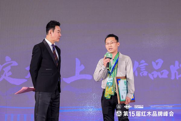 国方家居工艺总监章小华(右)接受央视主持人肖贵宁(左)采访 国方家居工艺总监章小华(右)接受央视主持人肖贵宁(左)采访