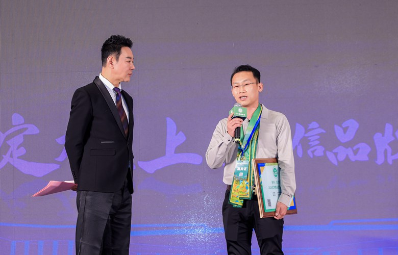 荣获“2024红木整装定制热门品牌”，国方家居接受央视主持人采访（内附视频）