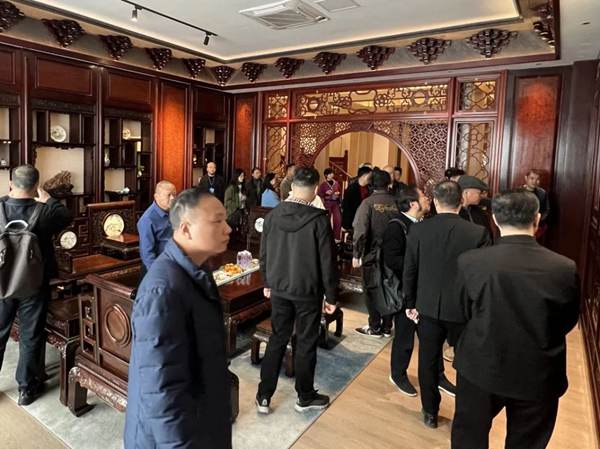 ▲100多位大师参观国方家居红木整装样板间