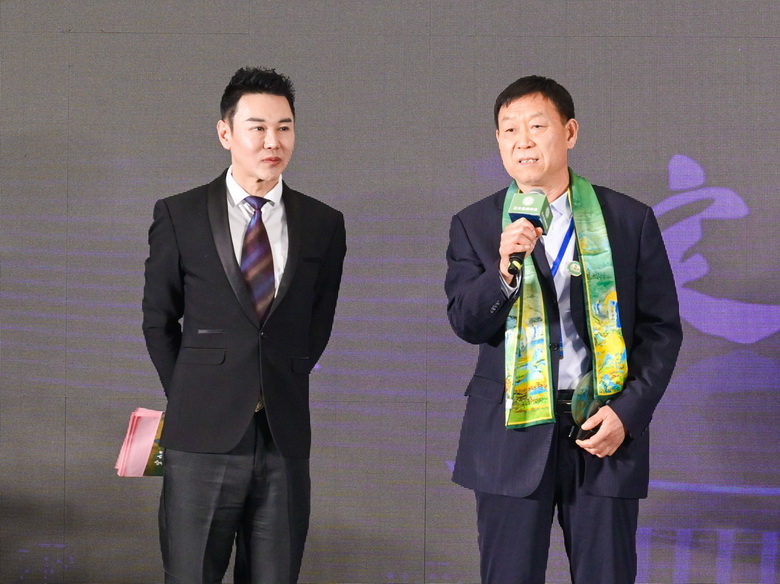 巧夺天工红木张爱冬获“红木品牌峰会15周年特别贡献人物”，接受央视主持人采访（附视频）