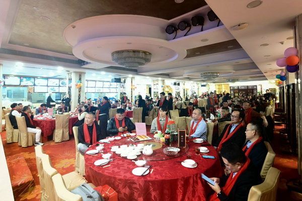 总结会现场气氛热烈非凡，欢声笑语不断