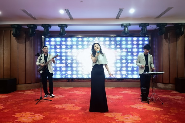 乐队表演为总结会奠定了欢快的基调
