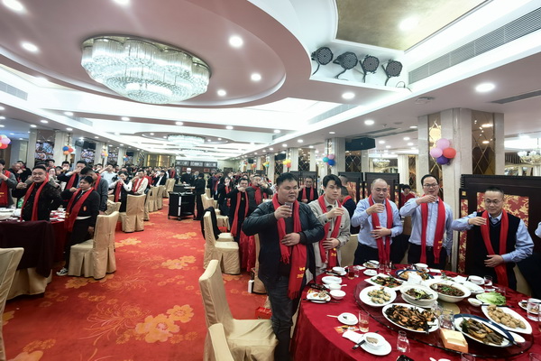 全场嘉宾举杯同庆
