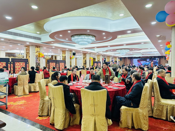 博大家居全体家人欢聚一堂，其乐融融