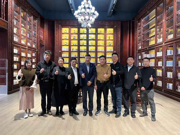中国工艺美术学会理事长才大颖（中间），广东国方家居董事长陈新平（右四），广东省工艺美术大师熊重生（左二），珠海工艺美术学会会长何爱群（左四），珠海工艺美术学会常务副会长蔡荣新（右三），中山市工艺美术协会副秘书长付晓明（右二），中山市工艺美术大师周雪蓉（左三），中山市民间艺术家协会副秘书长周晓婷（左一），国方家居雕刻总监、中山市工艺美术大师章小华（右一）