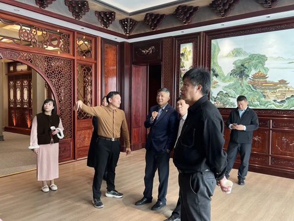 高级工艺美术师、国方家居创始人陈新平向领导和工美大师们介绍国方家居中式整装体验区