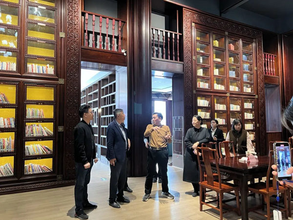 中国工艺美术学会理事长才大颖与工美大师们对工艺美术行业发展和红木家居产业发展展开深入研讨