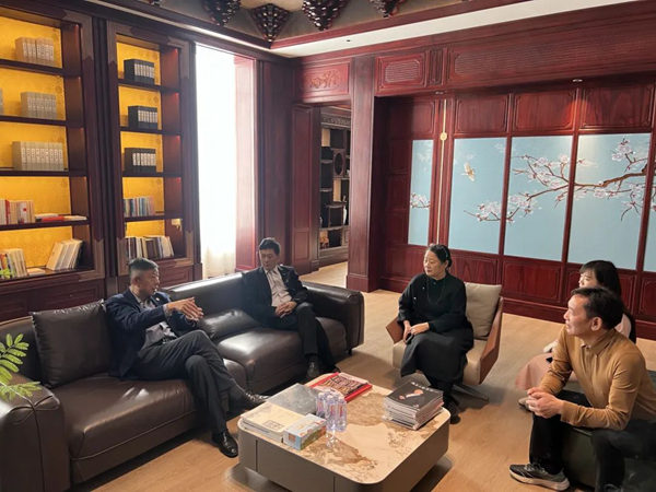 中国工艺美术学会理事长才大颖与工美大师们对工艺美术行业发展和红木家居产业发展展开深入研讨