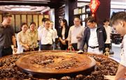 东阳木雕省地协同项目领导专家莅临明堂家居考察调研