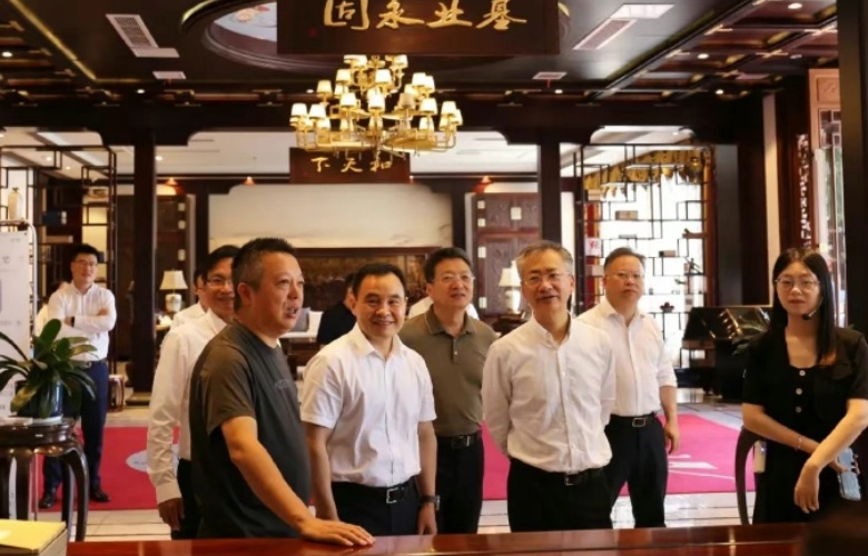 省工商联党组书记郑敏强一行莅临明堂家居考察调研