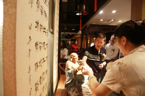 李义鹏大师为现场嘉宾讲述石湾陶艺与红木家具的融合之美 李义鹏大师为现场嘉宾讲述石湾陶艺与红木家具的融合之美