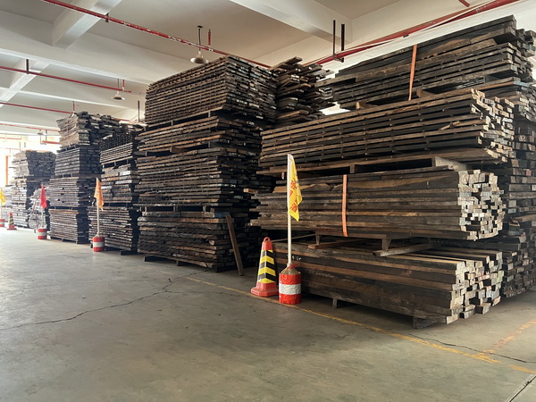 作为行业微凹黄檀家具领军品牌,万事红红木原材料储藏丰富 作为行业微凹黄檀家具领军品牌,万事红红木原材料储藏丰富