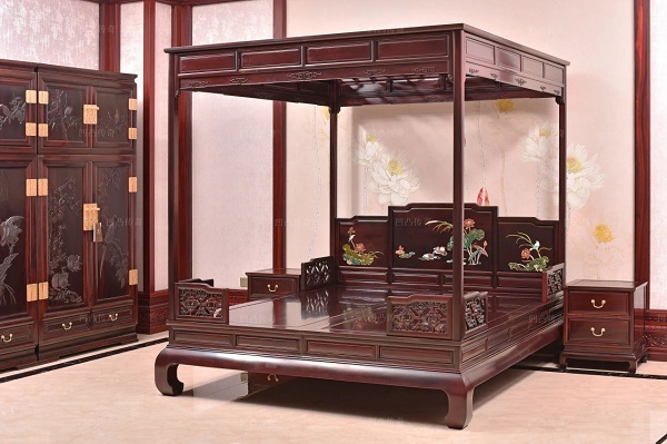 凹凸传奇精品赏析：藏风聚气，焕新古意，大红酸枝百宝嵌架子床!