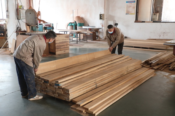 明清阁坚持选用缅甸柚木、花梨木等高端原材,从源头奠定木作历久弥新的品质 明清阁坚持选用缅甸柚木、花梨木等高端原材,从源头奠定木作历久弥新的品质