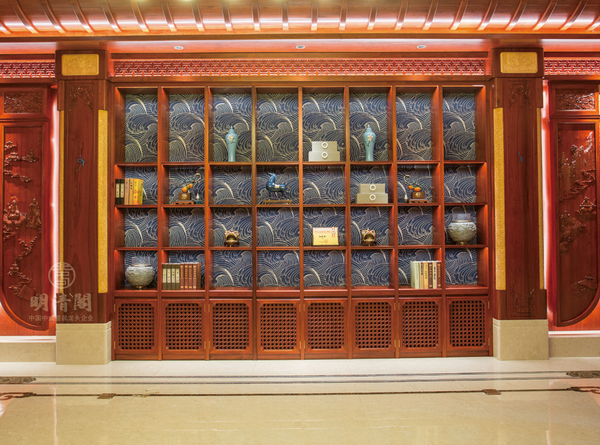 “明清阁中式美学馆”中的“从桂山房”茶室亮格柜以海水纹为背景,营造高雅品茶情境 “明清阁中式美学馆”中的“从桂山房”茶室亮格柜以海水纹为背景,营造高雅品茶情境