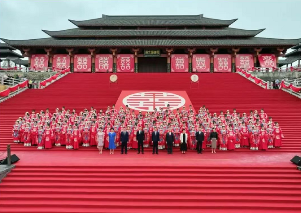 明堂红木亮相东阳人才集体婚礼——以传世匠心，见证美好姻缘