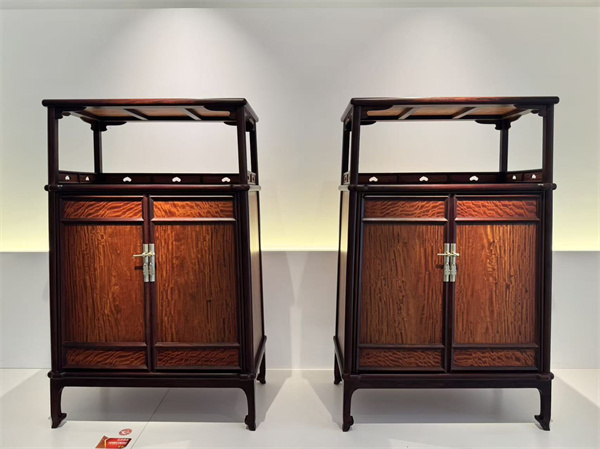 高端定制家具工厂推荐东邦红木：一柜藏尽宋式美学，亮格之间见天地