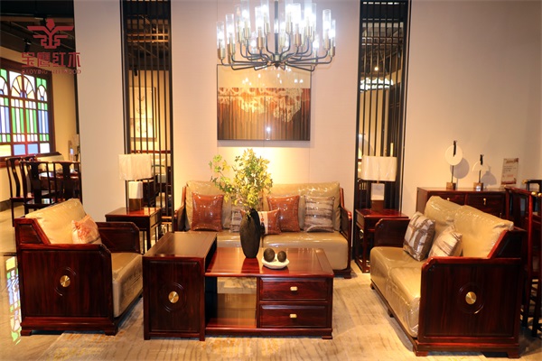 黑酸枝新中式家具哪家好？家宝红木《观山沙发》以匠心工艺诠释空间美学