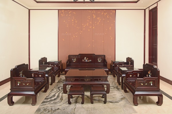 仙游大红酸枝厂家凹凸传奇：从源头厂家到传世家具