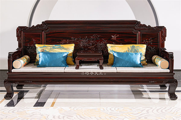 《富贵华堂沙发》三人座总长达2.6米，十分大气