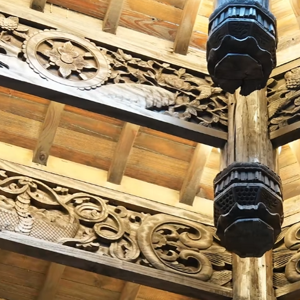 明清阁“横店民宿”项目的天井上雕刻着卷草纹与聚宝盆图案,寓意着生生不息藏纳财运 明清阁“横店民宿”项目的天井上雕刻着卷草纹与聚宝盆图案,寓意着生生不息藏纳财运