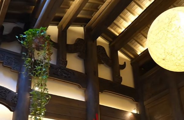 明清阁“横店民宿”项目的墙体上方牛角形穿枋灵动别致,转化为服务现代社交的空间点缀 明清阁“横店民宿”项目的墙体上方牛角形穿枋灵动别致,转化为服务现代社交的空间点缀