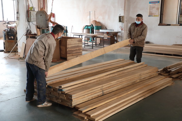 明清阁精选缅甸柚木为原料,高密度、高油性的特性抵御潮湿膨胀,为结构稳定打下基础 明清阁精选缅甸柚木为原料,高密度、高油性的特性抵御潮湿膨胀,为结构稳定打下基础