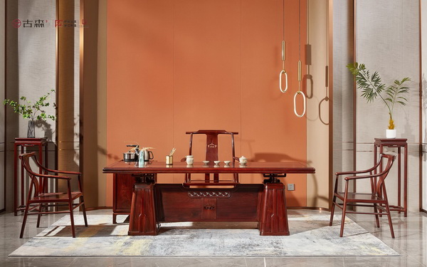 古森红木《君品茶台》巧妙融合传统榫卯与现代极简造型,成为茶空间中的视觉焦点 古森红木《君品茶台》巧妙融合传统榫卯与现代极简造型,成为茶空间中的视觉焦点