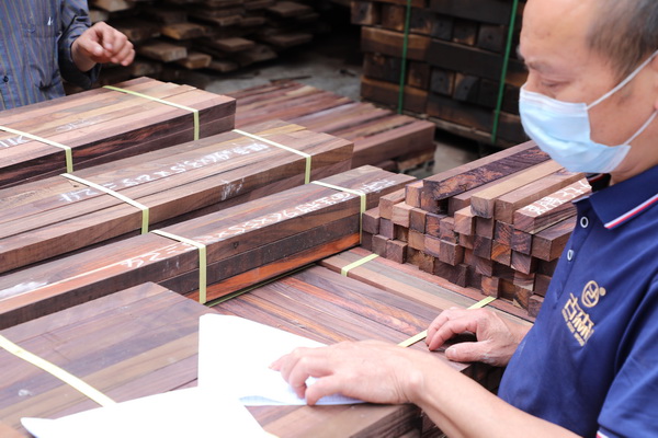 古森红木制作工序全流程专人监督,让每一件产品都可查可溯 古森红木制作工序全流程专人监督,让每一件产品都可查可溯