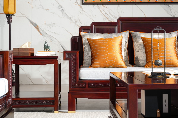 古森红木《歌画沙发》简化传统繁复雕花,仅在关键部位保留东方元素,完美适配现代装修风格 古森红木《歌画沙发》简化传统繁复雕花,仅在关键部位保留东方元素,完美适配现代装修风格