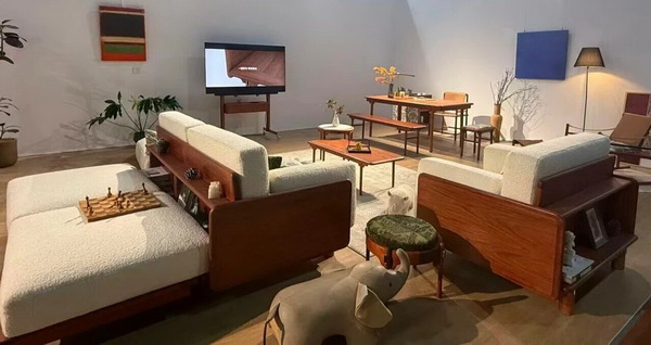 明堂家居“象限系列”在实木餐桌中巧妙植入香薰系统,为日常三餐注入仪式感与文化内涵