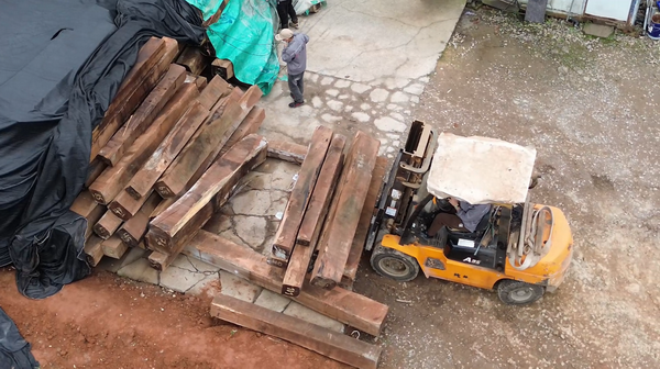 古森红木建立木材基地，原材储备过万吨，在选料方面优中择优