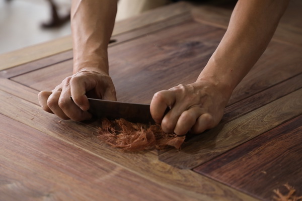 古森红木的刮磨工艺，使家具表面呈现出清晰流畅的纹理