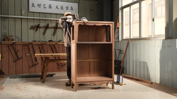 古森红木采用传统榫卯工艺，进一步稳固家具