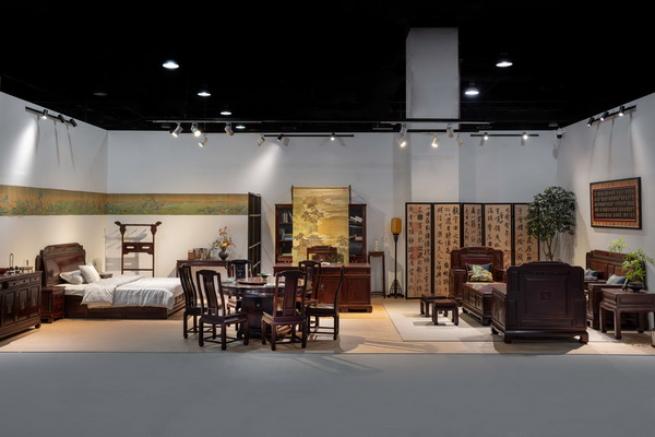 古森红木在首届“百工杯”荣获设计优秀奖的“忆江南”系列，创新地搭配了万字锦底纹点缀碧色金属造型